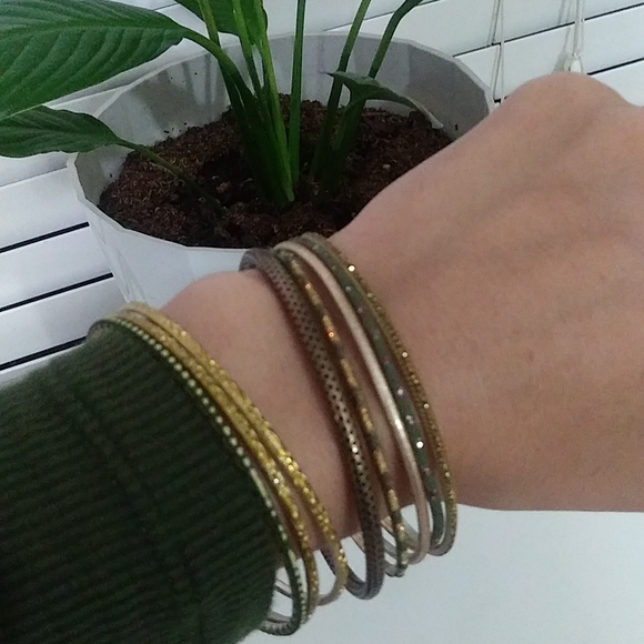 Multiple bracelets - Picture 3 of 7